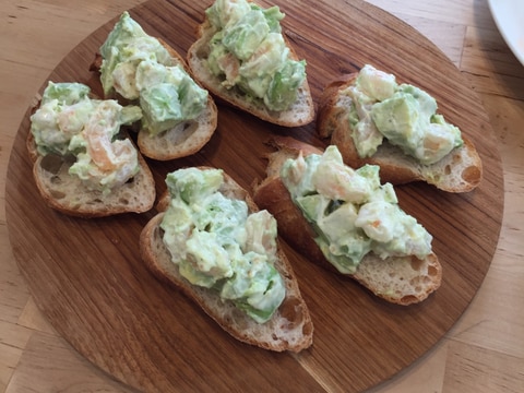 海老とアボカドのブルスケッタ